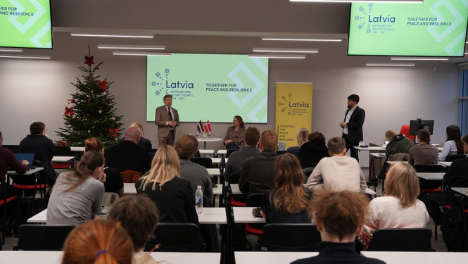 Renārs Danelsons uzrunā diskusijas dalībniekus