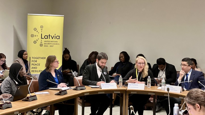 Dalībnieki pie apspriežu galda