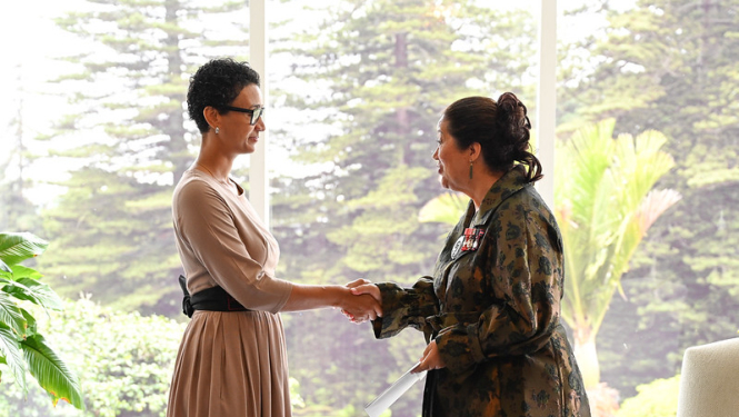 Vēstniece Samija Šerifa iesniedz akreditācijas vēstuli Jaunzēlandes ģenerālgubernatorei Sindijai Kiro