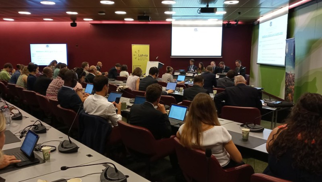 Semināra dalībnieki klausās prezentāciju