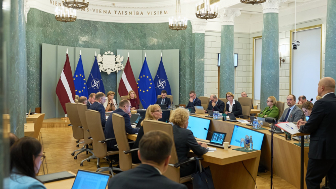 Semināra par Eiropas Savienības daudzgadu budžetu dalībnieki pie apspriežu galda