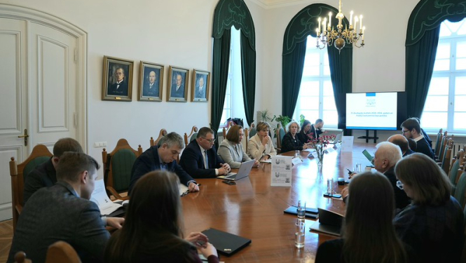 Semināra par ES daudzgadu budžetu dalībnieki pie sanāksmju galda