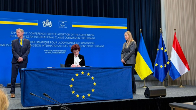 Solvita Āboltiņa paraksta Konvenciju, ar kuru izveido Starptautisko Prasību komisiju Ukrainai