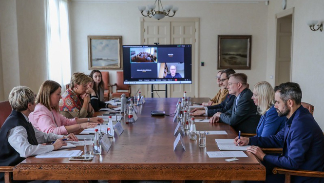 Sēdes dalībnieki pie apspriežu galda