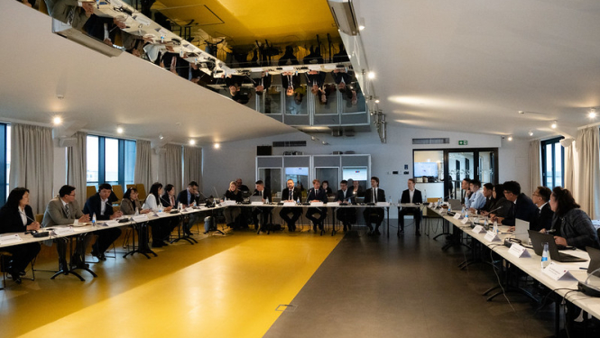 Tikšanās ar Mongolijas delegāciju par Latvijas pieredzi eksporta kontroļu jomā dalībnieki pie sanāksmju galda