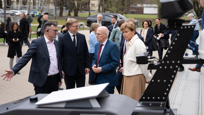 Sanāksmes dalībnieki pie drona