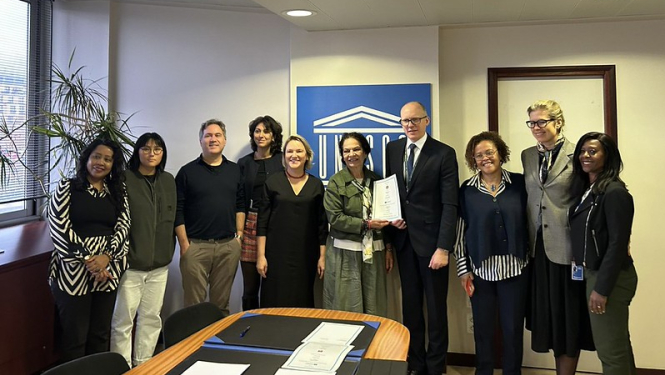 "Tilde" un UNESCO sadarbības līguma parakstīšanas svinīgās ceremonijas dalībnieku kopbilde