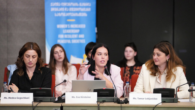 Biedrības “Sievietes drošībai” projektu vadītāja Eva Kiršteine uzrunā klātesošos