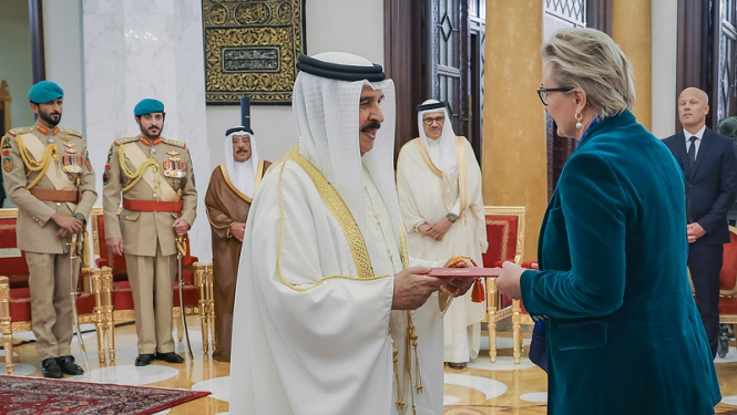 Vēstniece Dana Goldfinča iesniedz akreditācijas vēstuli Bahreinas karalim Hamedam bin Īsa el Halīfam