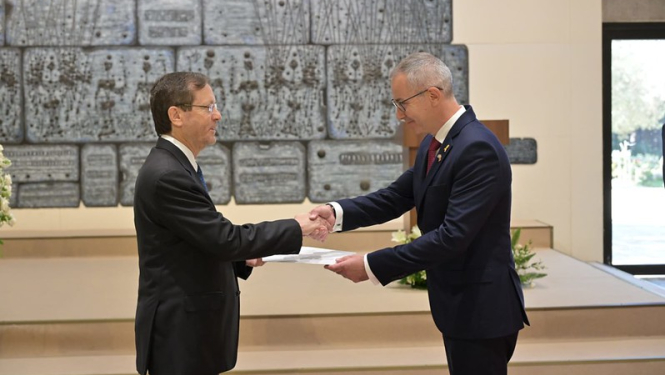 Vēstnieks Gints Serafinovičs iesniedz akreditācijas vēstuli Izraēlas Valsts prezidentam Īzakam Hercogam