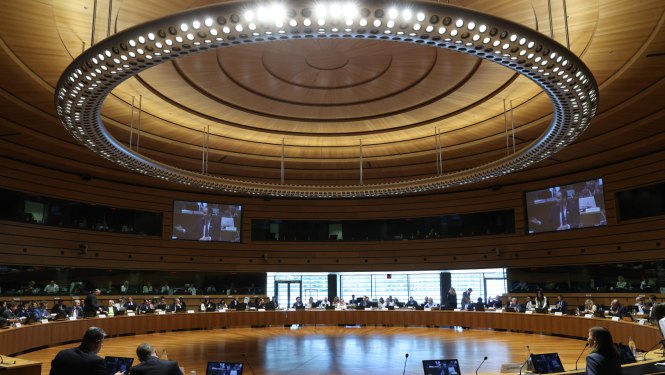 Sanāksmes dalībnieki pie apspriežu galda