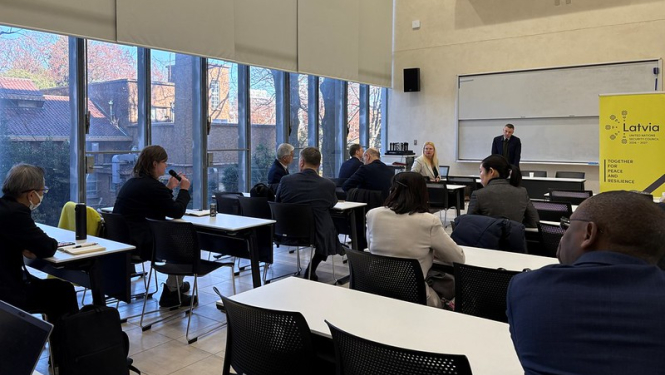Sanāksmes dalībnieki pie apspriežu galda