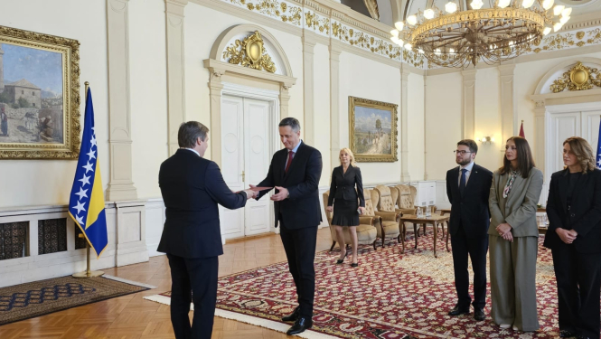 Vēstnieks Vilmārs Heniņš iesniedz akreditācijas vēstuli Bosnijas un Hercegovinas prezidentūras vadītājam Denisam Bečirovičam