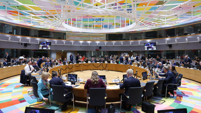 Sanāksmes dalībnieki pie apspriežu galda