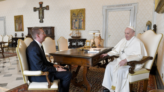 Latvijas ārlietu ministrs ar pāvestu Francisku pārrunā atbalstu Ukrainai