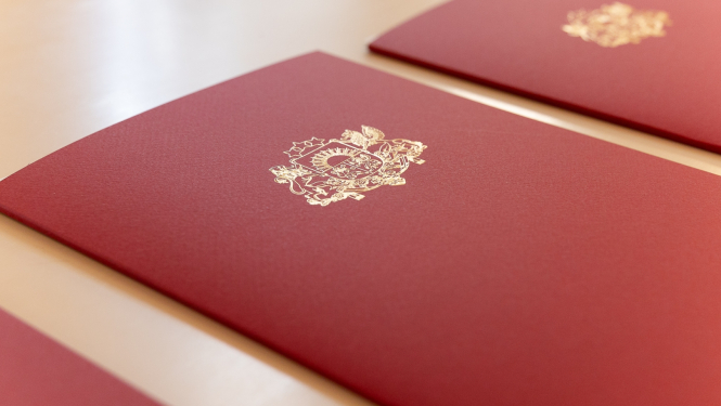 Akreditācijas vēstules saliktas uz galda