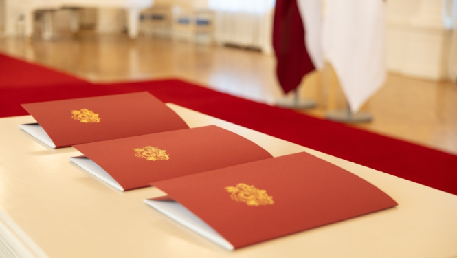 Akreditācijas vēstules saliktas uz galda