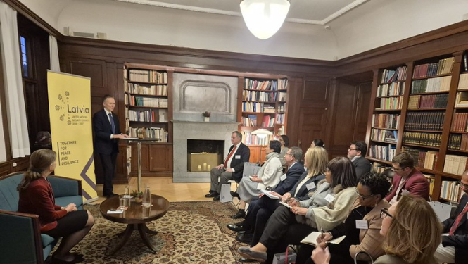 Andrejs Pildegovičs uzrunā pasākuma dalībniekus