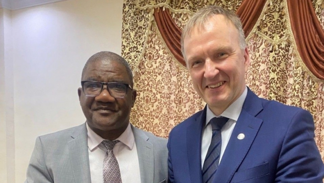 Speciālo uzdevumu vēstnieks Andrejs Pildegovičs un Komoru Salu ārlietu ministrs Dhoihir Dhoulkamal