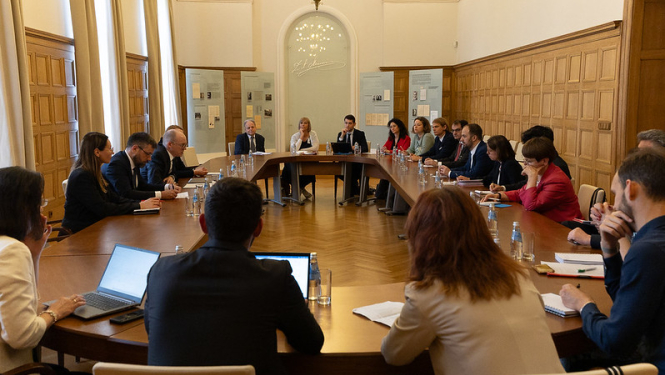 Andris Pelšs un Eiropas Komisijas ģenerāldirektorātu pārstāvji pie apspriežu galda