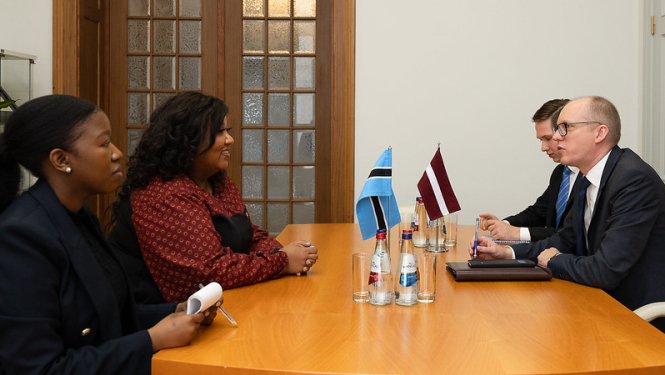 Pasākuma dalībnieki pie apspriežu galda