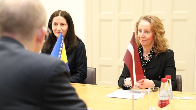 Valsts sekretārs Andris Pelšs tiekas ar Bosnijas un Hercegovinas nerezidējošo vēstnieci Anesu Kunduroviču-Miļaku (Anesa Kundurović Miljak)