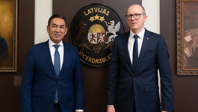 Ārlietu ministrijas valsts sekretārs Andris Pelšs pieņem Kazahstānas vēstnieku Daurenu Karipovu (Dauren Karipov)