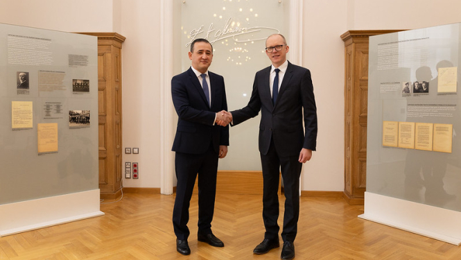Ārlietu ministrijas valsts sekretārs Andris Pelšs iepazīšanās vizītē pieņēma nākamo Uzbekistānas vēstnieku Latvijā Timuru Rahmanovu (Timur Rakhmanov)
