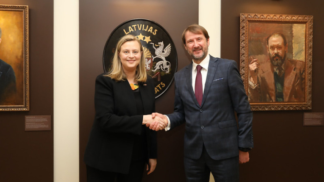 ārlietu ministtrijas politiskais direktors Andžejs Viļumsons akreditācijas vizītē uzņem Austrālijas vēstnieci Frānsisu Sagalu (Frances Sagala)