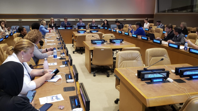 Domnīcas dalībnieki pie galdiem