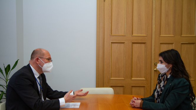 2022. gada 25. janvārī notika Ārlietu ministrijas Divpusējo attiecību direkcijas vadītāja Nila Jansona tikšanās ar Apvienoto Arābu Emirātu (AAE) ārkārtējo un pilnvaroto vēstnieci Latvijā Hanānu Halfānu Ubaidu Alī Almadhanī (H.E. Hanan Khalfan Obaid Ali Al Madhani). Tās laikā amatpersonas pārrunāja aktuālos divpusējo attiecību jautājumus, tostarp pirms diviem mēnešiem notikušo Latvijas Valsts prezidenta vizīti AAE un dalību Latvijas nacionālās dienas pasākumos starptautiskajā izstādē “Expo 2020 Dubai”