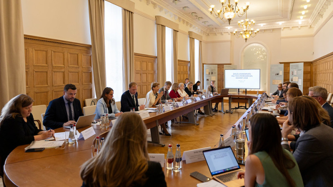 Pasākuma dalībnieki pie apspriežu galda