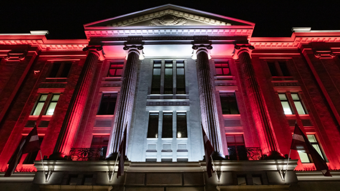 Ārlietu Ministrijas ēka izgaismota Latvijas karoga krāsās