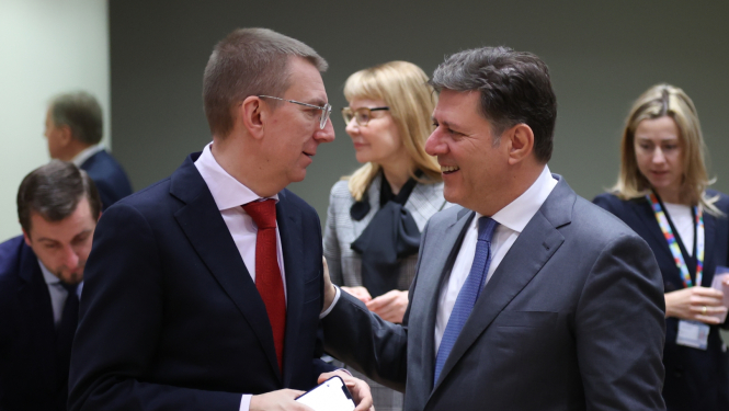 Ārlietu ministrs jāizstrādā vienota ES pieeja Krievijas iesaldēto aktīvu konfiskācijai un to novirzīšanai Ukrainas atjaunošanai