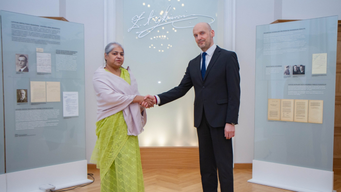 atis-lots-tikas-ar-bangladesas-tautas-republikas-vestnieci-sultanu-lailu-husainu