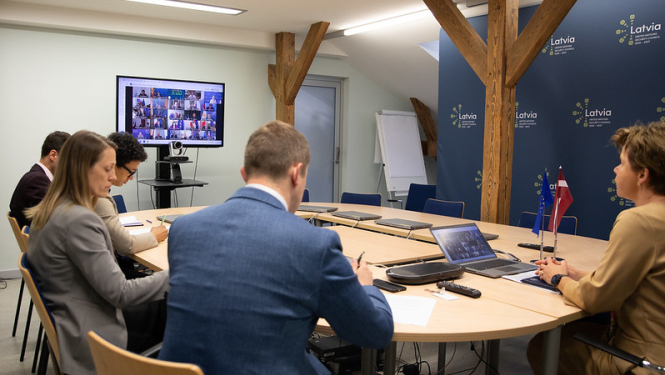 Sanāksmes dalībnieki pie apspriežu galda