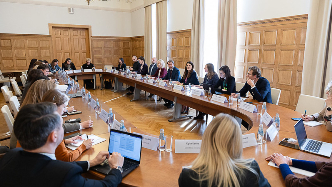 Pasākuma dalībnieki pie apspriežu galda