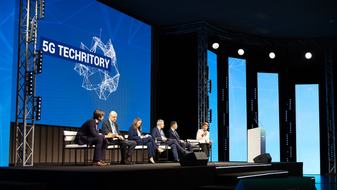 Baiba Braže runā uz 5G Techritory skatuves