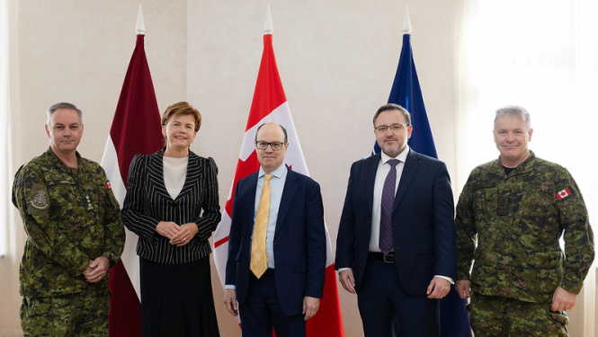 Baiba Braže ar David Angell un NATO militārpersonas