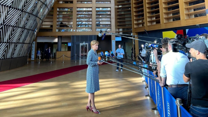 Baiba Braže sniedz īsu interviju ierodoties ES Ārlietu ministru padomē