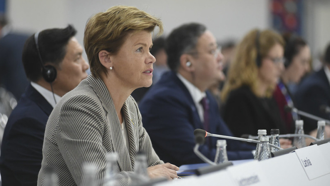 Baiba Braže uzrunā pasākuma dalībniekus