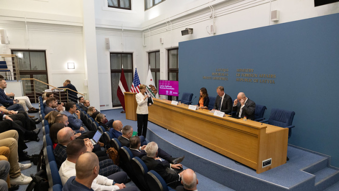 Baiba Braže uzstājas Latvijas un Kalifornijas pavalsts uzņēmējdarbības forumā