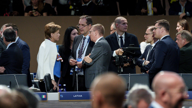 Baiba Braže, Māris Riekstiņš un Edgars Rinkēvičs apspriežas