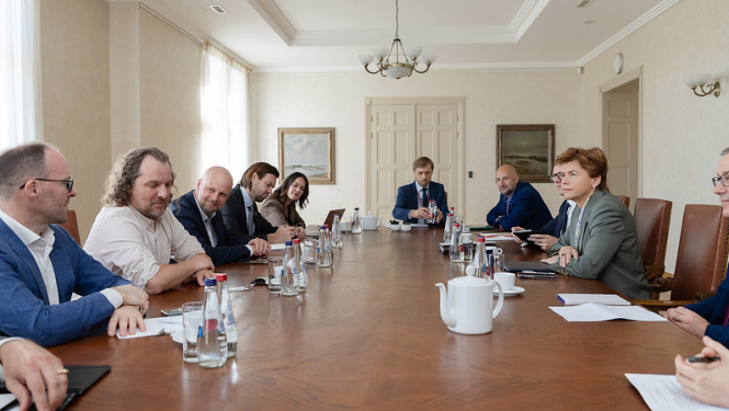 Baiba Braže un LDDK pārstāvji pie apspriežu galda