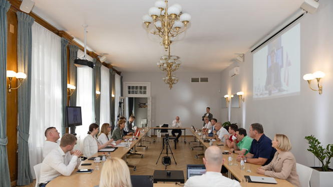 Pasākuma dalībnieki pie apspriežu galda