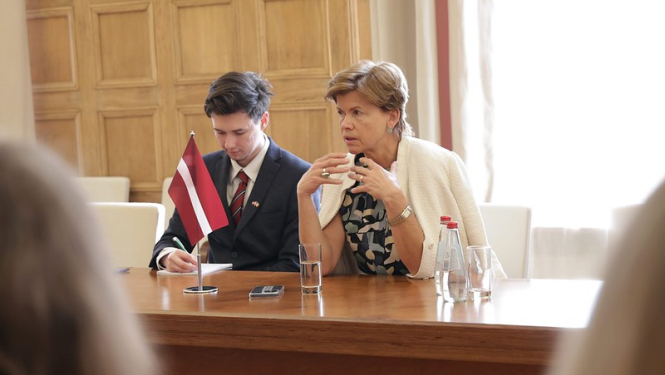 Baiba Braže pie apspriežu galda