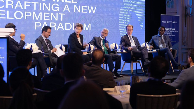 Baiba Braže kopā ar citiem runātājiem uz skatuves