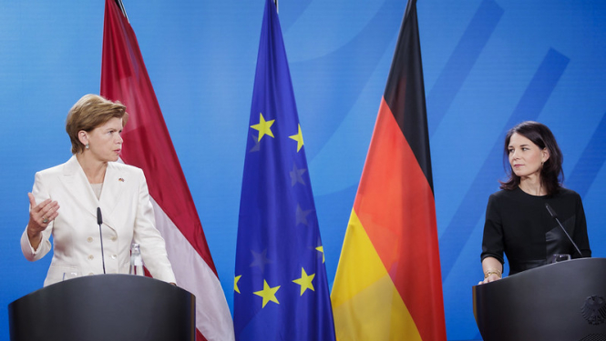 Baiba Braže un Annalena Baerbock preses konferencē