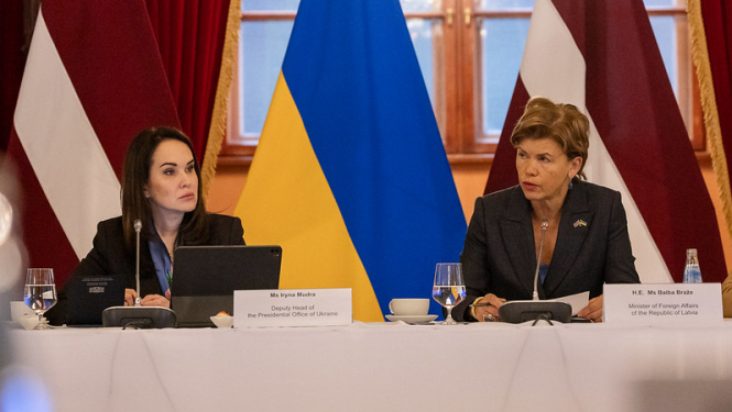 Baiba Braže un Iryna Mudra sniedz interviju TV žurnālistiem