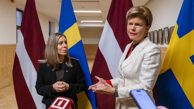 No kreisās: Jessica Rosencrantz un Baiba Braže sniedz interviju medijiem